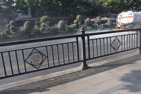 黑色的市政护栏