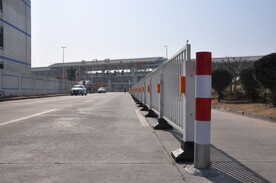道路护栏与马路