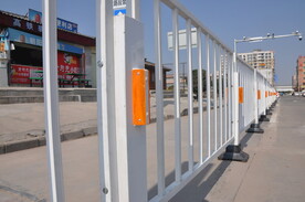 交通护栏与路边商铺