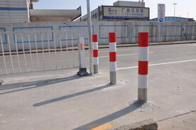 交通护栏与人行道防撞墩