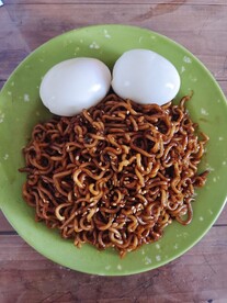 鸡蛋炸酱面