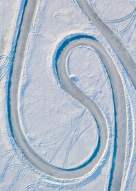 航拍雪地车道