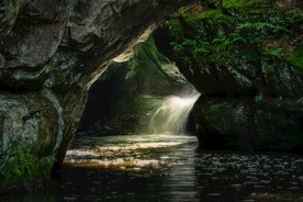山洞河流