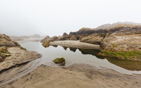 山丘河流