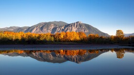 山水倒影湖景