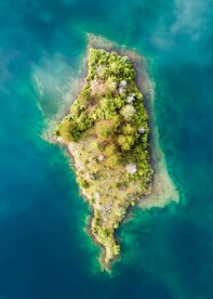 航拍海中小岛