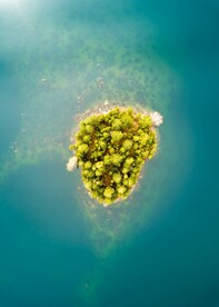 航拍海中小岛