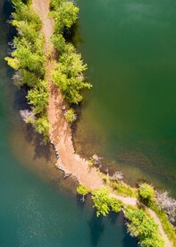 航拍湖中小路