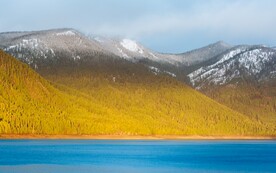 雪山湖景