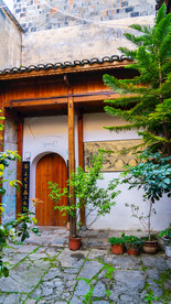 贵州镇远古镇古巷道民居小院一角