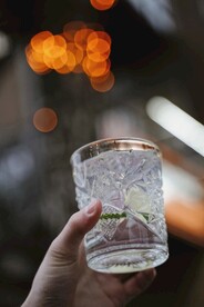 玻璃杯里的酒水