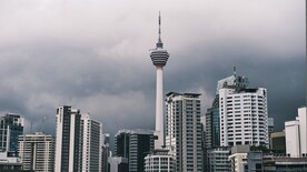 乌云密布下的大城市