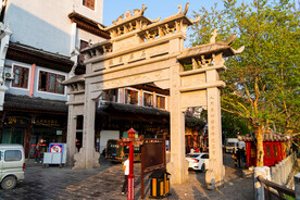 贵州镇远古镇石屏巨镇牌坊