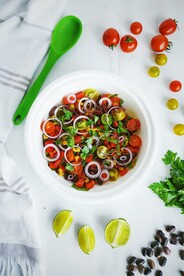 圣女果和柠檬等食材