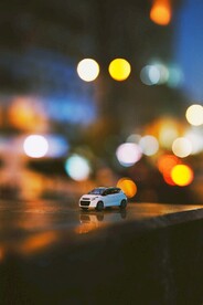 灯光下的汽车模型
