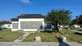 伊芦山梅园白墙灰瓦建筑