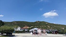 伊芦山梅园蓝天白云山脉