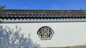 伊芦山梅园白墙灰瓦建筑窗格