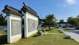 夏季伊芦山梅园白墙灰瓦建筑梅树