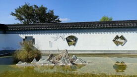 伊芦山梅园白墙灰瓦建筑