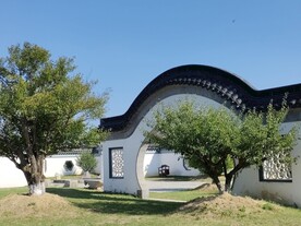 伊芦山梅园白墙灰瓦建筑影壁墙