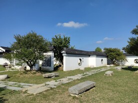 夏季伊芦山梅园白墙灰瓦建筑梅树