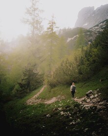山里徒步登山者