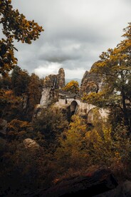 山岩和石桥风景