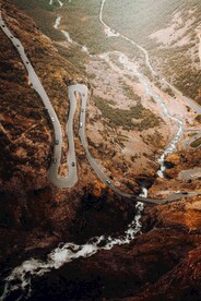 蜿蜒曲折的山路