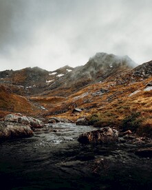 山谷溪流