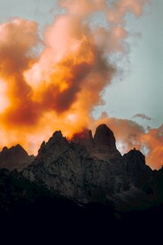 彩云下的山峰