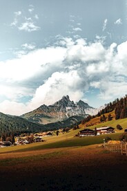 山脉风景和山间木屋
