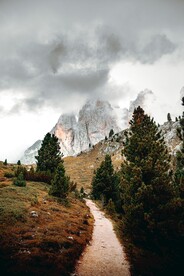 山间小路和山峰