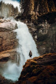 瀑布和登山者