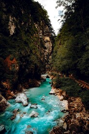 山谷溪流