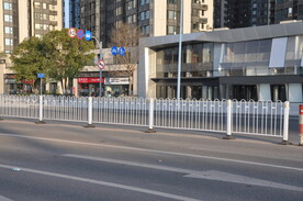 道路白色护栏
