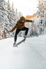 雪景中的滑板跳跃者