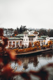 湖边建筑物