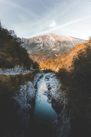 山间溪流