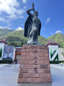 凉山之鹰雕像