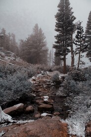 山间溪流