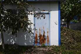 锈迹斑斑的铁门光影