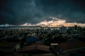 乌云下的城市建筑