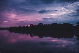 夜暮下的湖景