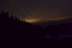 星空下的山林
