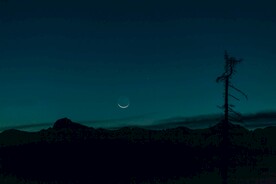 山脉和弯月