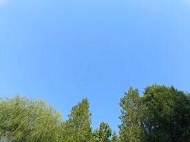 明亮的蓝色天空背景
