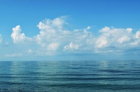 蓝天白云海景