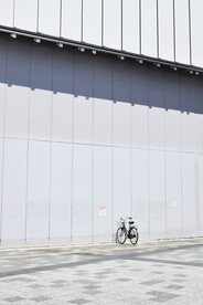 建筑外墙外的自行车