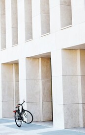 建筑墙外的单车